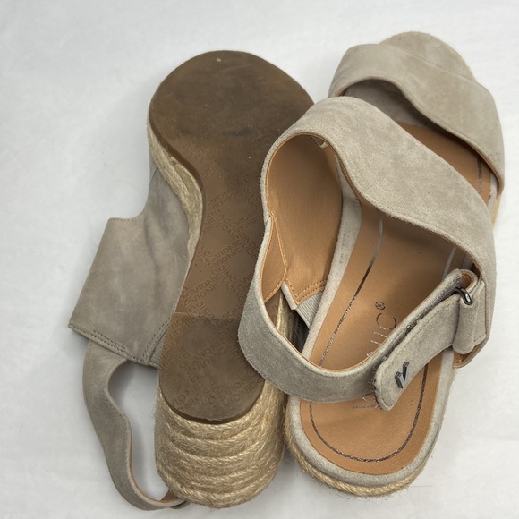 Vionic size 9 cream colored 3 inch wedge sandals in excellent condition - Picture 11 of 13